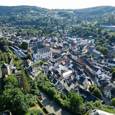2ß.06.2022 Bad Münstereifel knapp ein Jahr nach der Flutkatastrophe. Die Aufbauarbeiten kann man auch gut aus Luft sehen. Am Bahnhof fehlen die Gleise