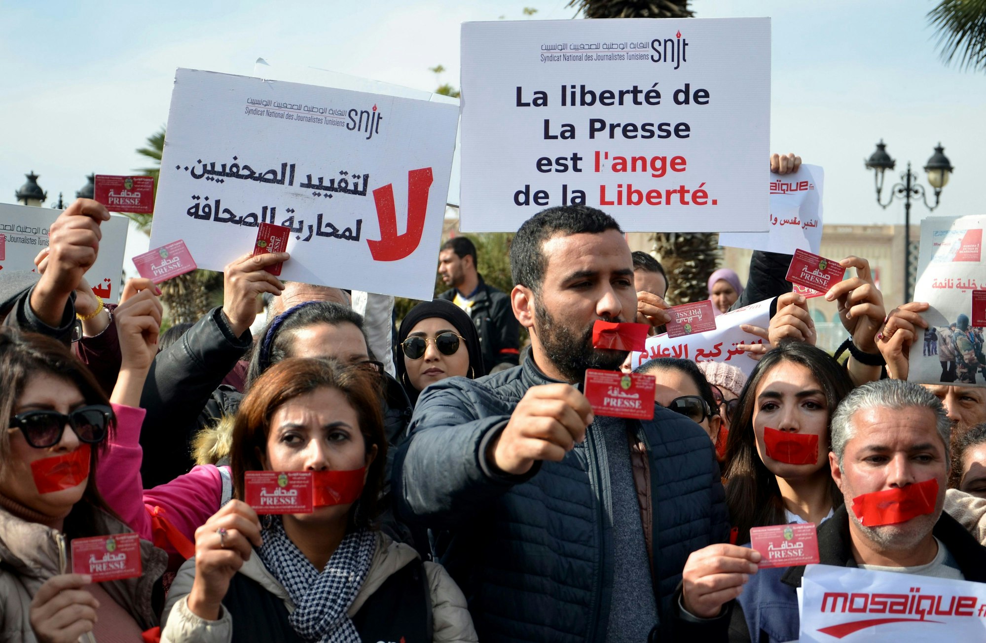 Nach der Festnahme des Chefs eines Rundfunksenders kam es im Land zu Protesten von Journalisten.