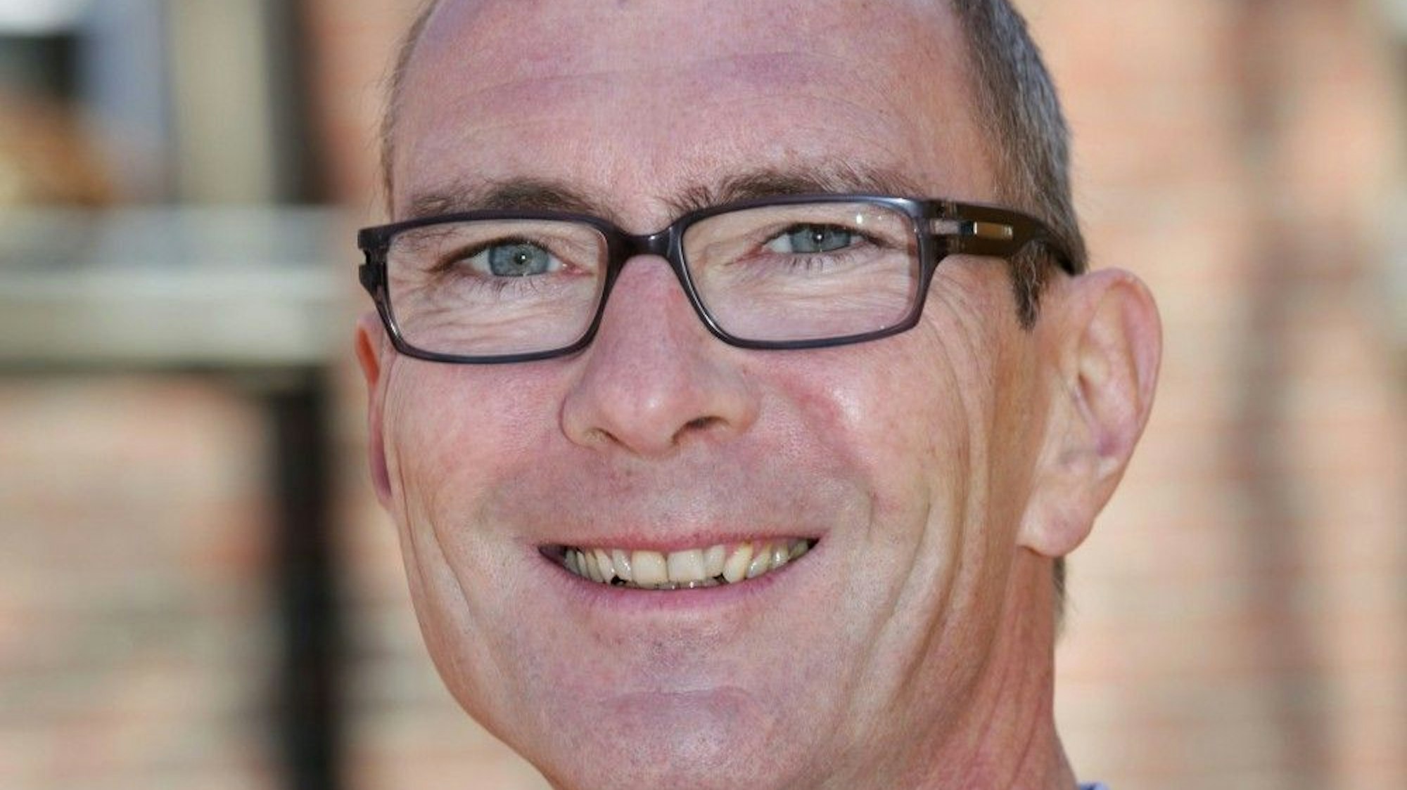 Das Foto zeigt Thomas Roth. Der Grüne fühlt sich als Ausschussvorsitzender von der Ratsmehrheit in Pulheim düpiert.