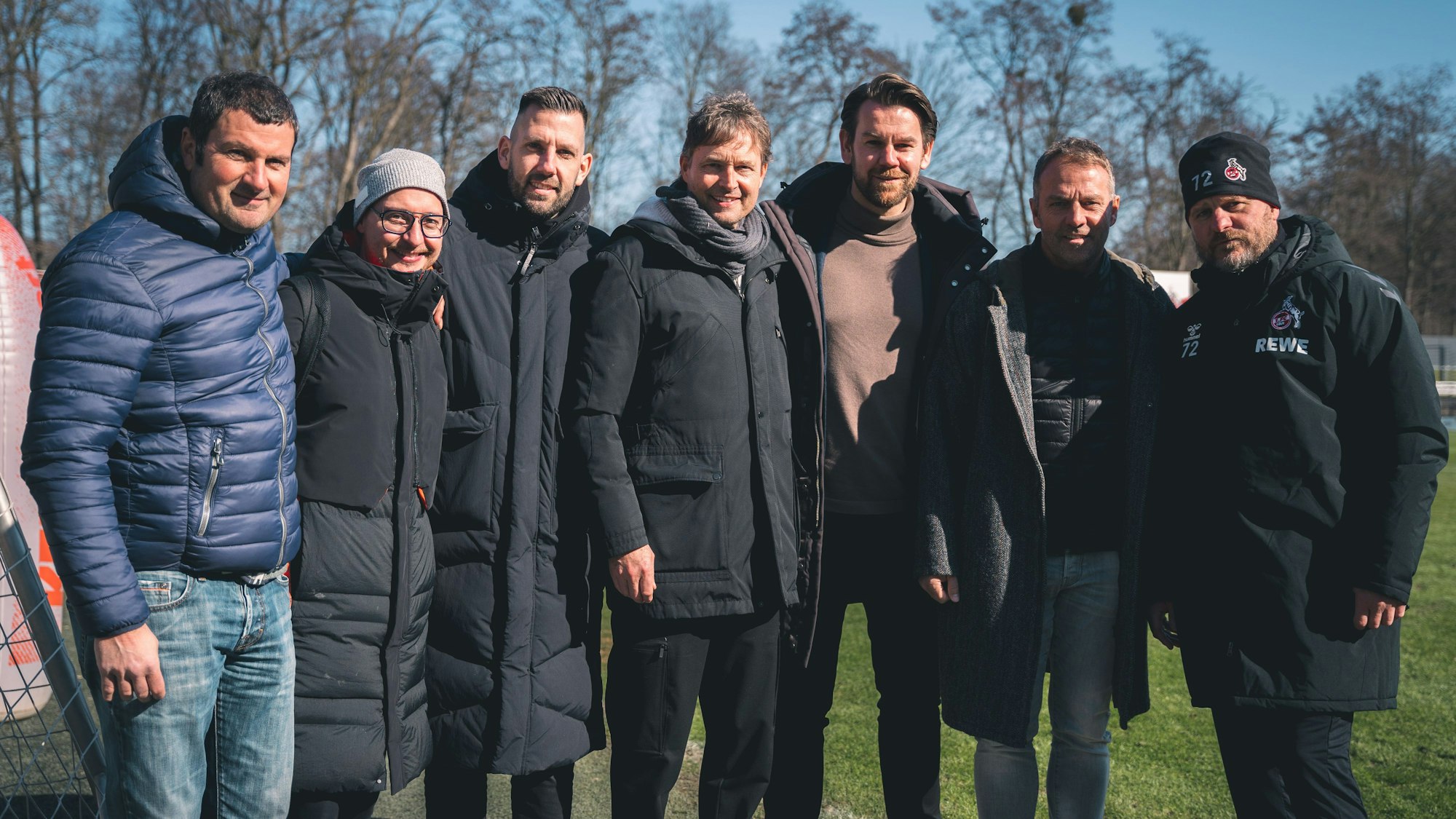 Bundestrainer Hansi Flick (2. v. r.) beim 1. FC Köln, ganz rechts Trainer Steffen Baumgart