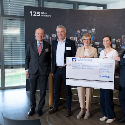 Spender und Empfänger: Jan Rüggeberg, Jörn Bielenberg vom Unternehmen Rüggeberg und Dorothea Volk, Maike Daase und Stefan Meisenberg.