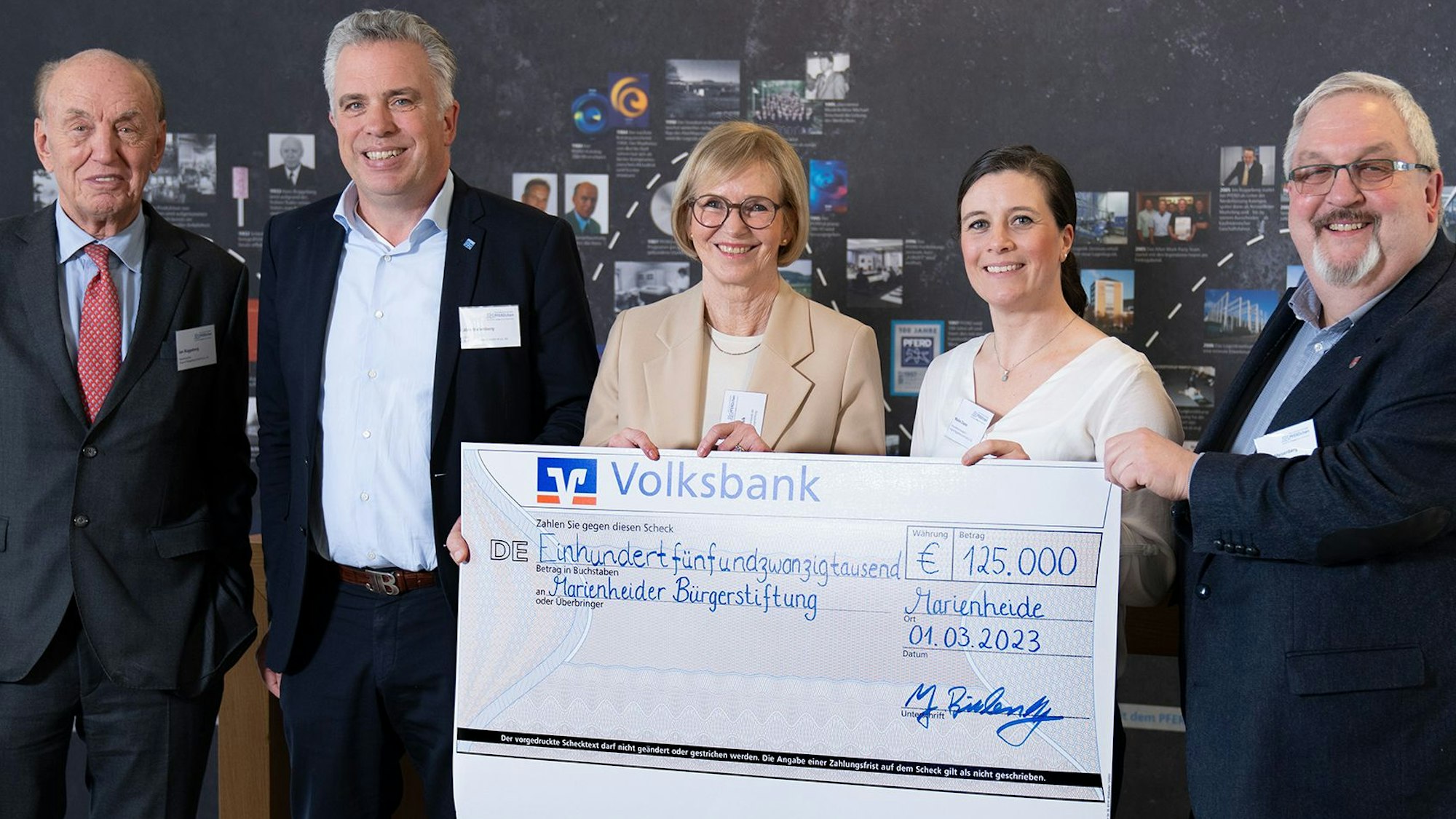 Spender und Empfänger: Jan Rüggeberg, Jörn Bielenberg vom Unternehmen Rüggeberg und Dorothea Volk, Maike Daase und Stefan Meisenberg.