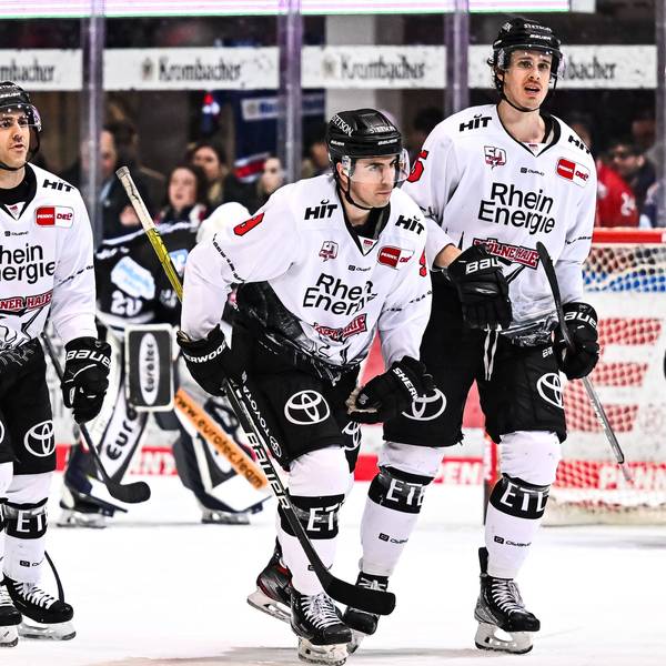 Jubeln wollen Louis-Marc Aubry, Maximilian Kammerer, Nick Bailen und Andreas Thuresson (v.r.n.l.) von den Kölner Haien nach den letzen beiden Hauptrundenspielen.