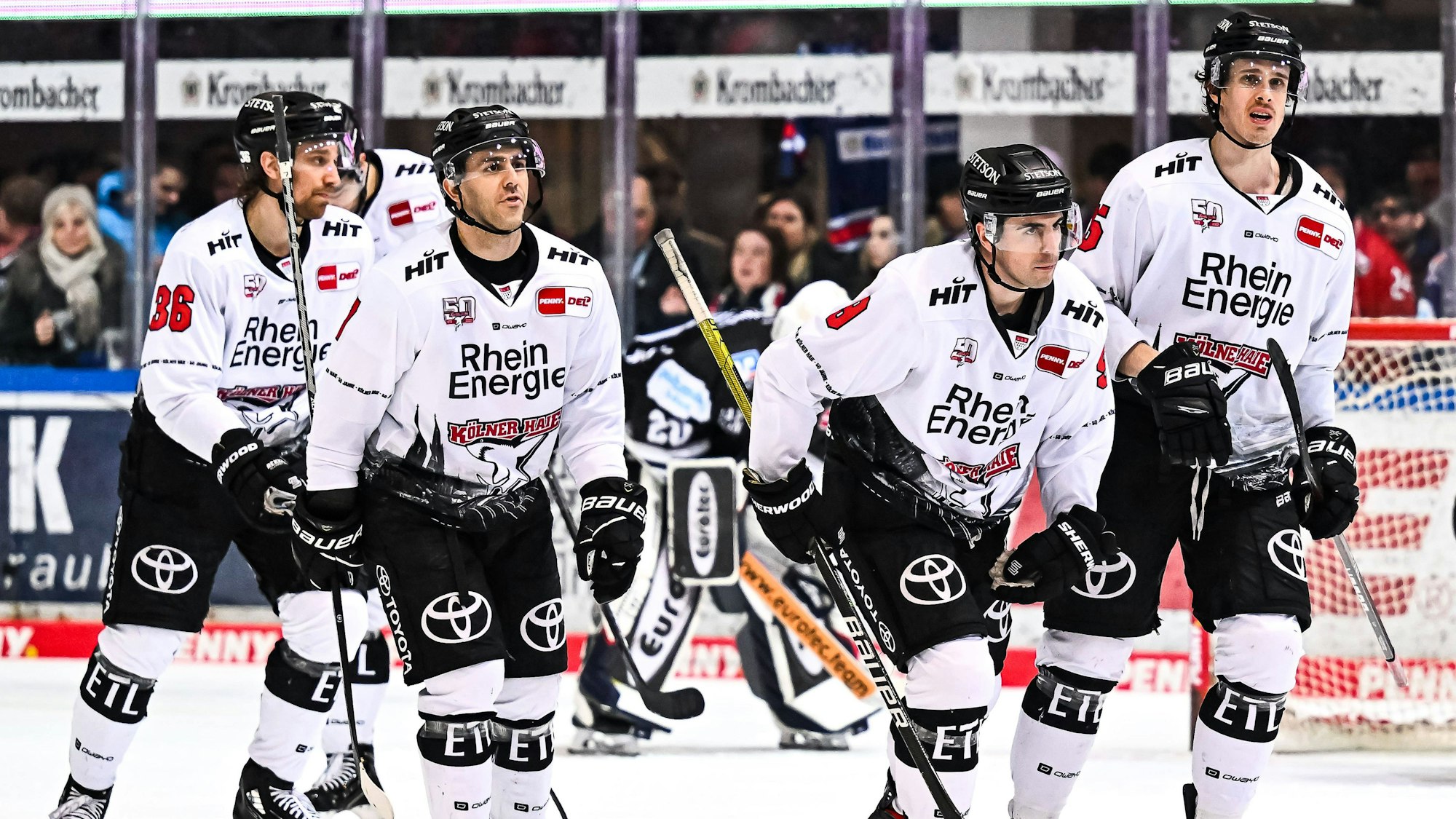 Jubeln wollen Louis-Marc Aubry, Maximilian Kammerer, Nick Bailen und Andreas Thuresson (v.r.n.l.) von den Kölner Haien nach den letzen beiden Hauptrundenspielen.