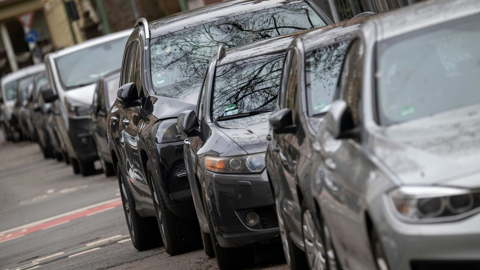 Ein SUV parkt in einer Reihe mit anderen Autos.