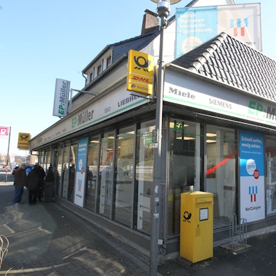 Menschen stehen vor einem Geschäft in Ruppichteroth.