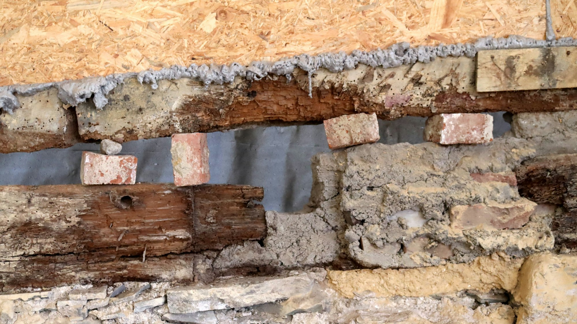 Wer kennt sie nicht, die tragenden Ziegelsteine? Der Gebäudekomplex muss umfangreich saniert werden.