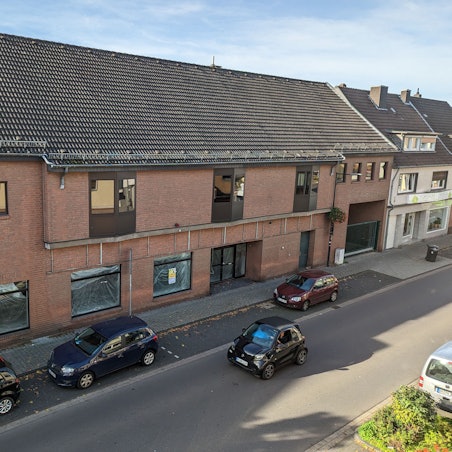Das Foto zeigt das leerstehende Haus an der Bachstraße aus der Vogelperspektive.