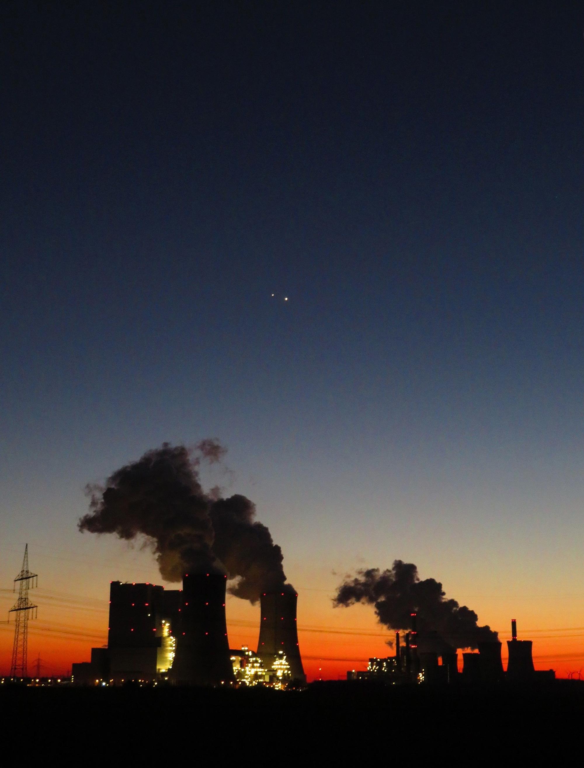 Venus und Jupiter über dem Braunkohlekraftwerk Neurath