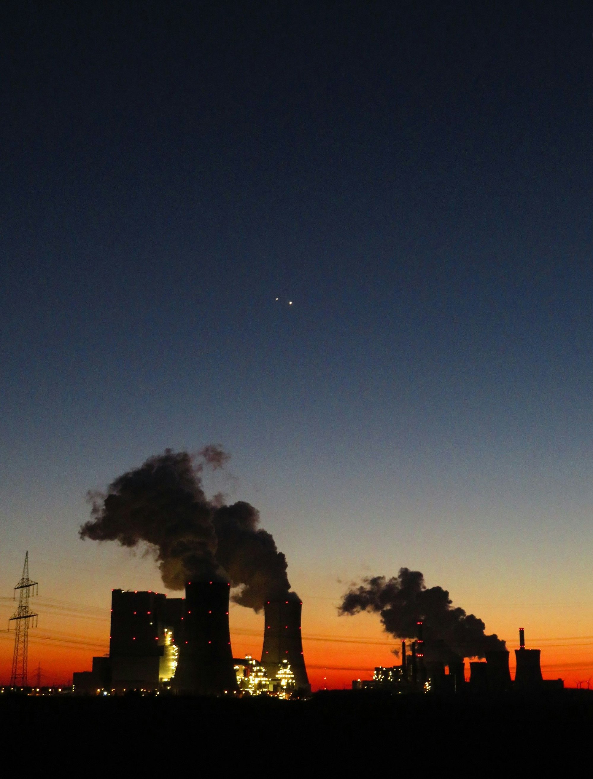 Venus und Jupiter über dem Braunkohlekraftwerk Neurath