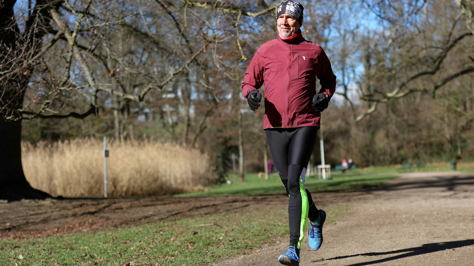 Christoph Falkenroth joggt durch den Klettenbergpark.