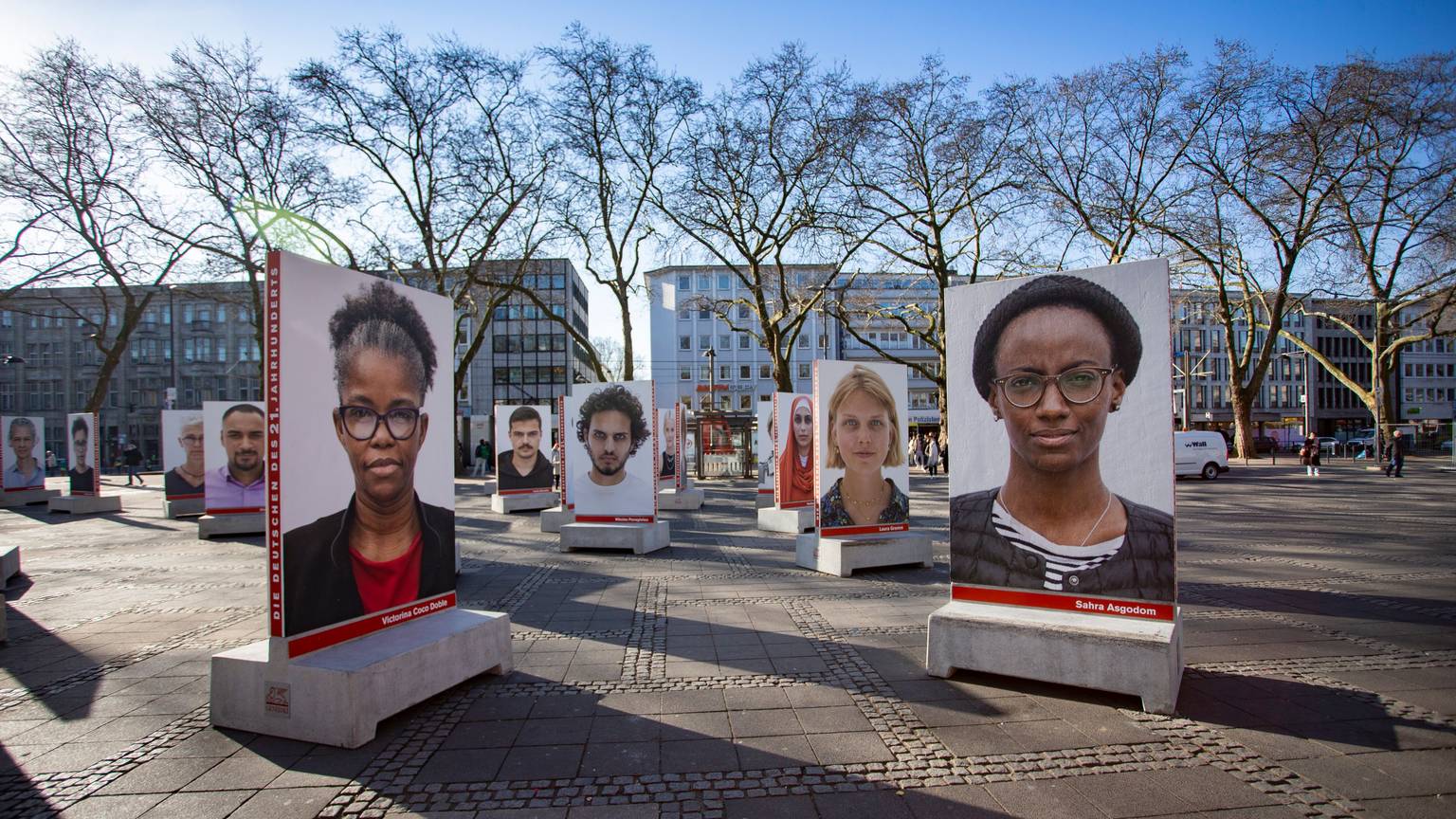 In imposanter Größe stehen die Porträts der Ausstellung „Die Deutschen des 21. Jahrhunderts“ auf dem Neumarkt.