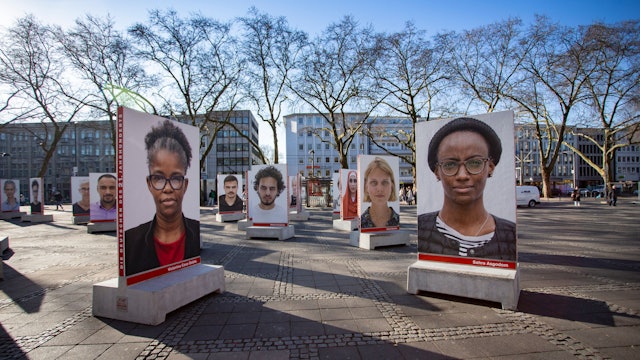 In imposanter Größe stehen die Porträts der Ausstellung „Die Deutschen des 21. Jahrhunderts“ auf dem Neumarkt.