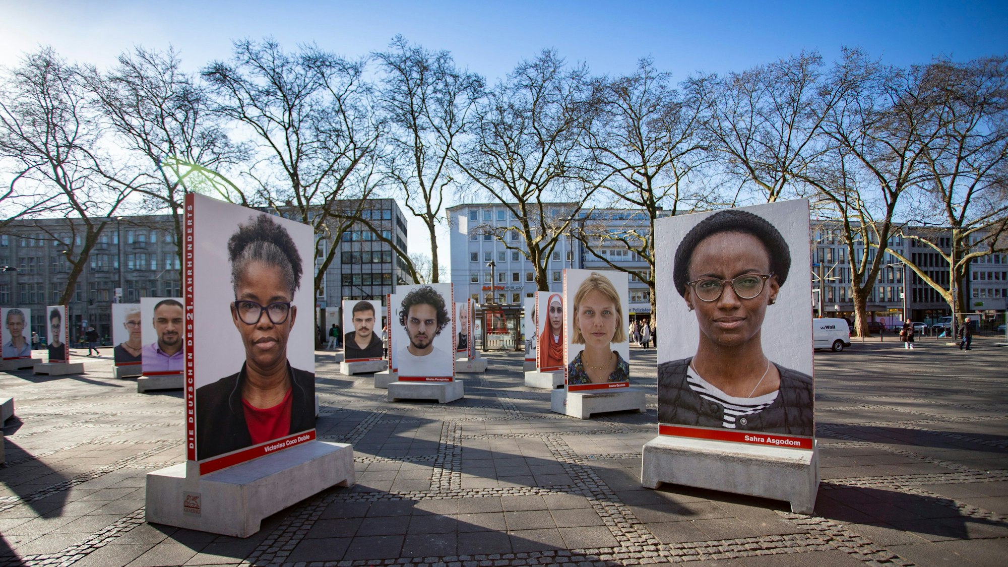 In imposanter Größe stehen die Porträts der Ausstellung „Die Deutschen des 21. Jahrhunderts“ auf dem Neumarkt.