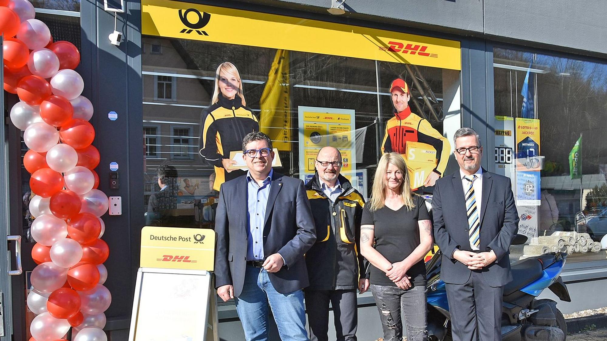 Blick auf die neue Post-Filiale in Niederseßmar mit offiziellen Gästen.