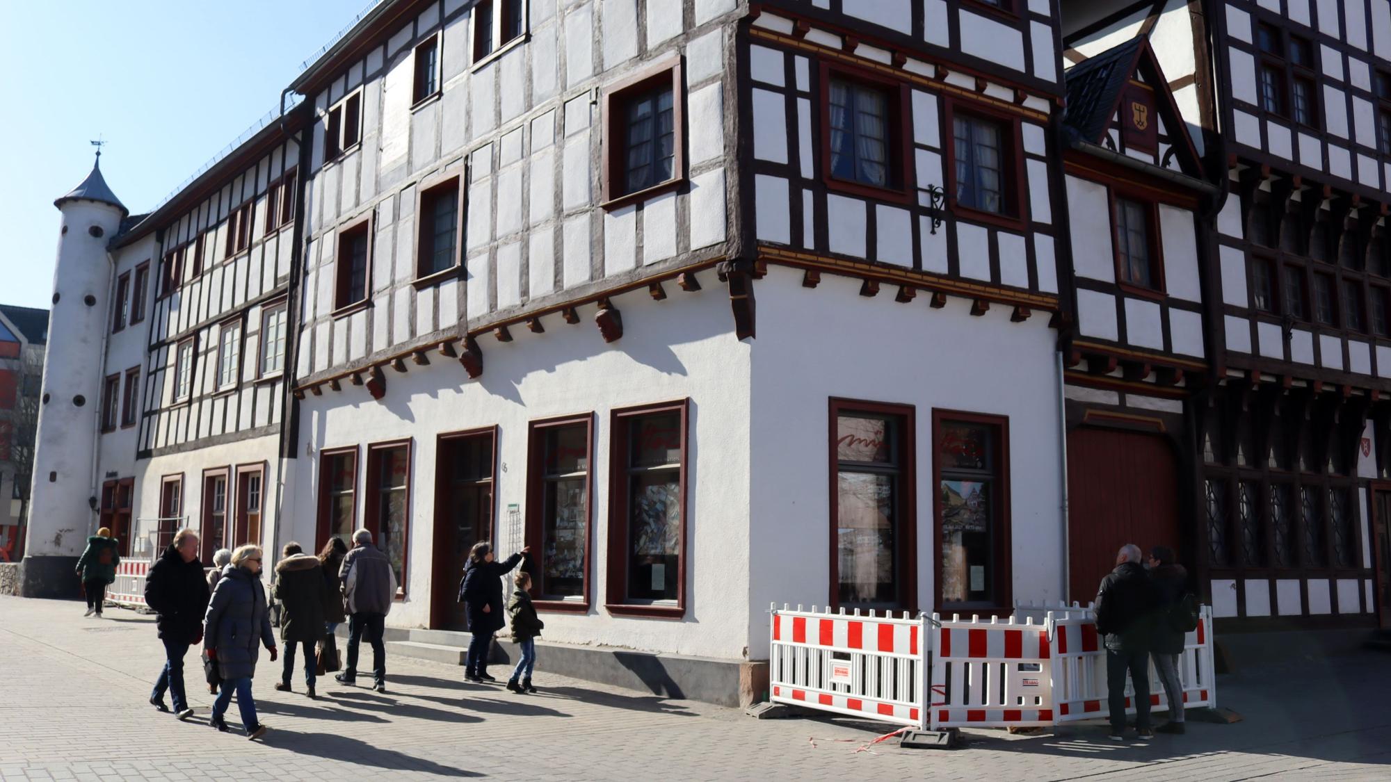 Weil nicht nur die Buchhandlung, sondern der gesamte Komplex saniert werden muss, dauert es etwas länger.
