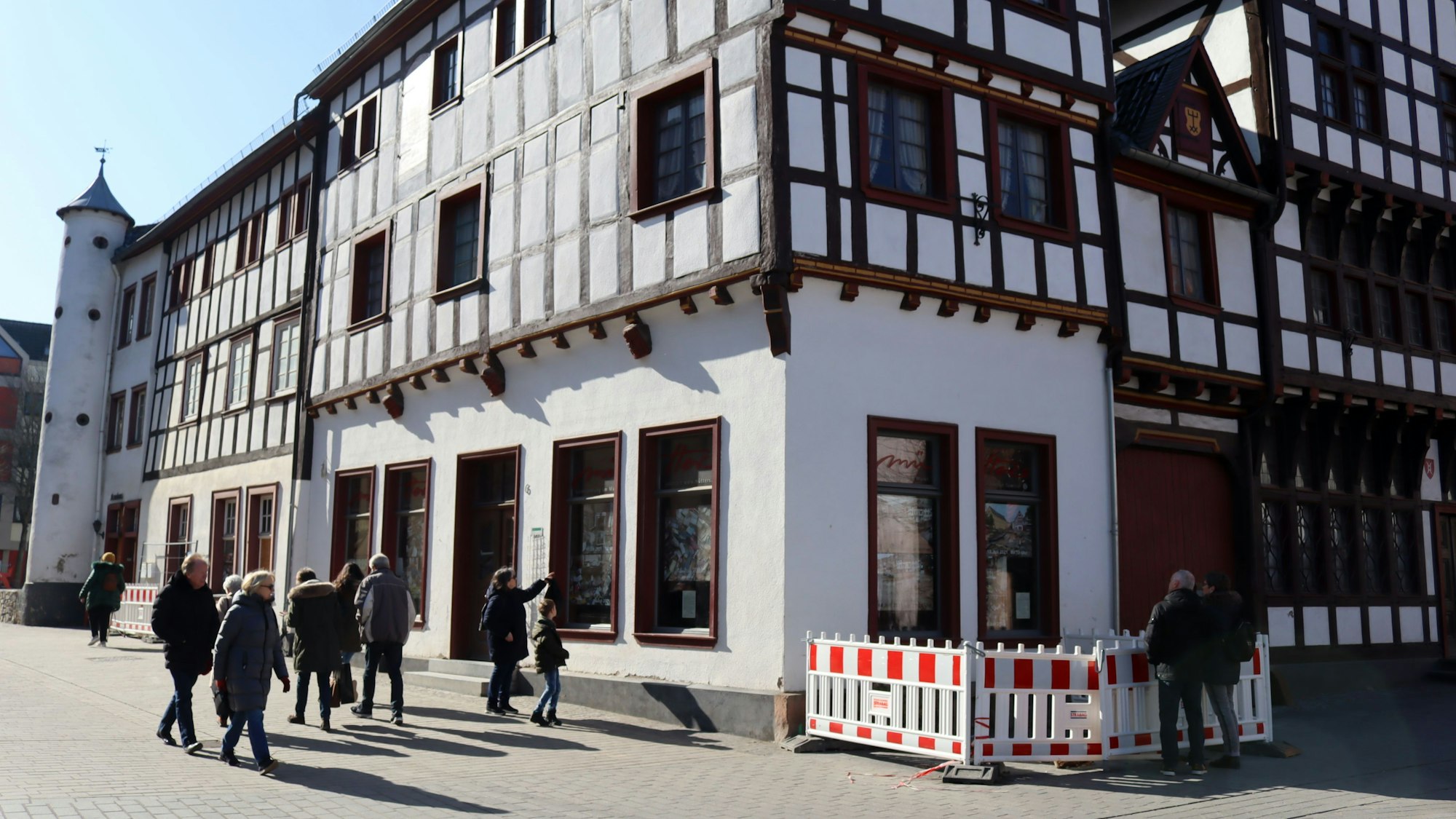 Weil nicht nur die Buchhandlung, sondern der gesamte Komplex saniert werden muss, dauert es etwas länger.