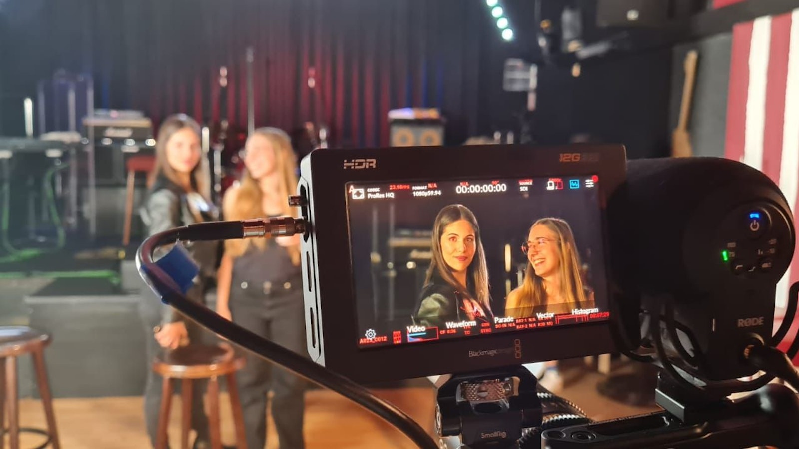 Blick auf das Display einer Filmkamera. Zu sehen sind die beiden Schauspielerinnen.