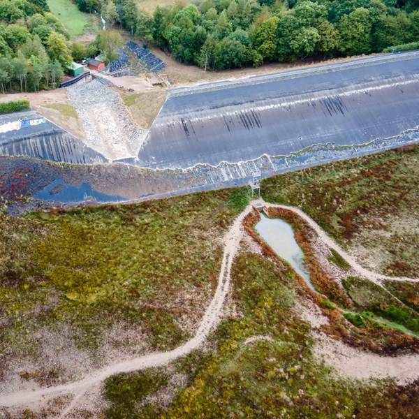 Im Damm der Steinbachtalsperre ist eine Scharte eingetrieben worden.