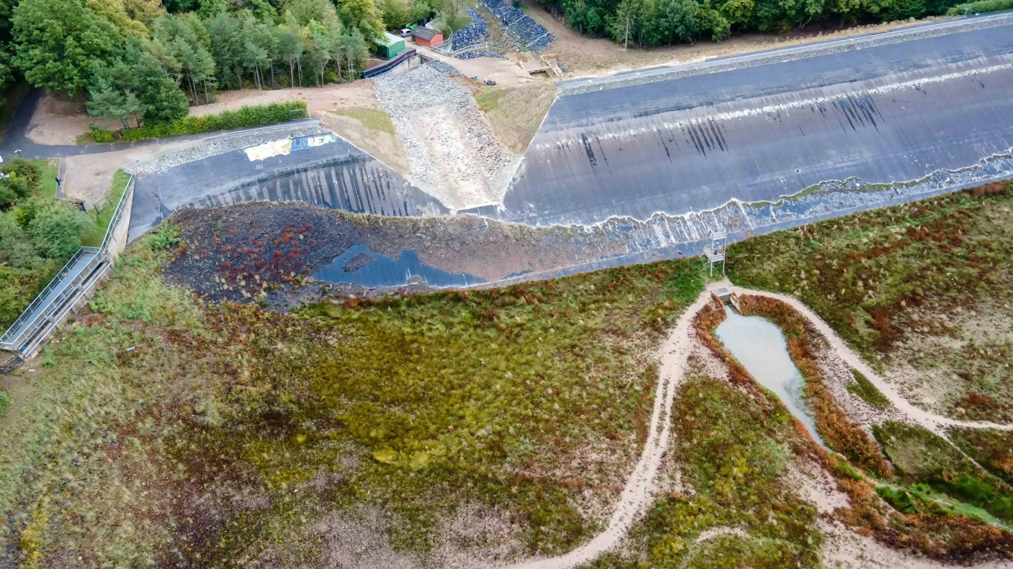 Im Damm der Steinbachtalsperre ist eine Scharte eingetrieben worden.