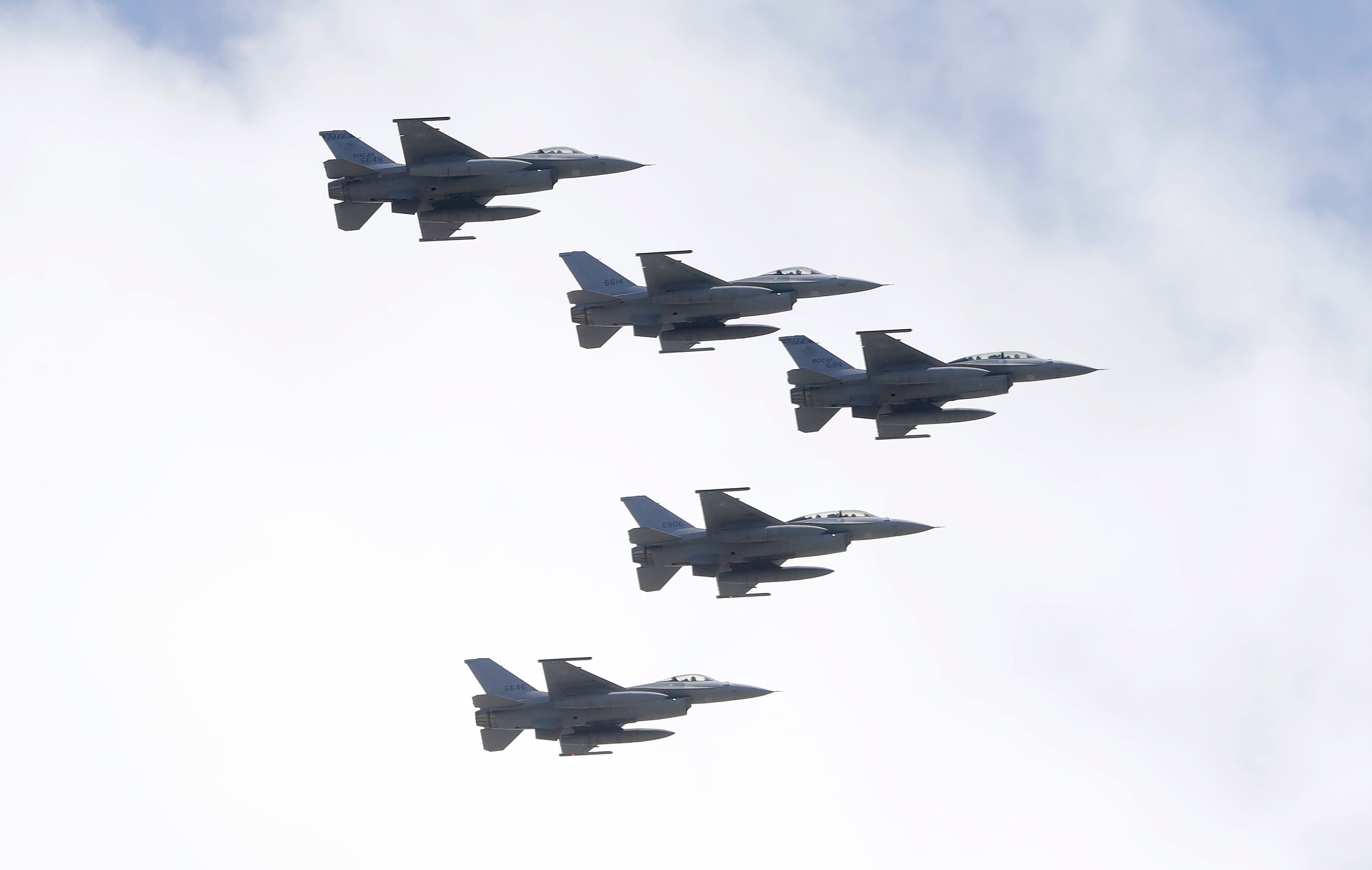 F-16-Kampfjets fliegen in einer Formation über Taiwan.