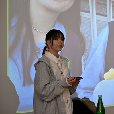 Ukrainische Schülerin Polina Satykina spricht auf einer Bühne.