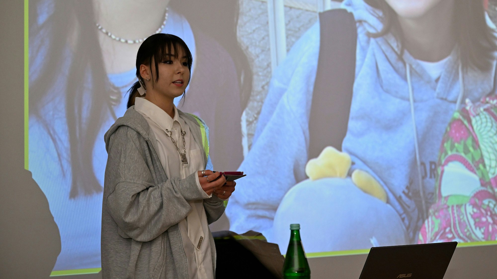 Ukrainische Schülerin Polina Satykina spricht auf einer Bühne.