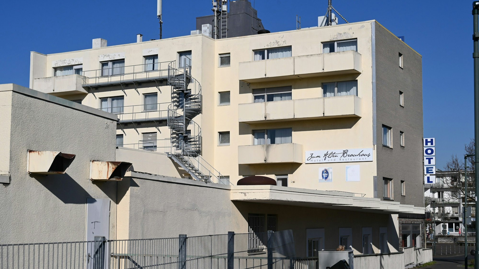 Das Foto zeigt den Zentralplatz in Kerpen-Sindorf mit dem Hotel„ Zum alten Brauhaus“.