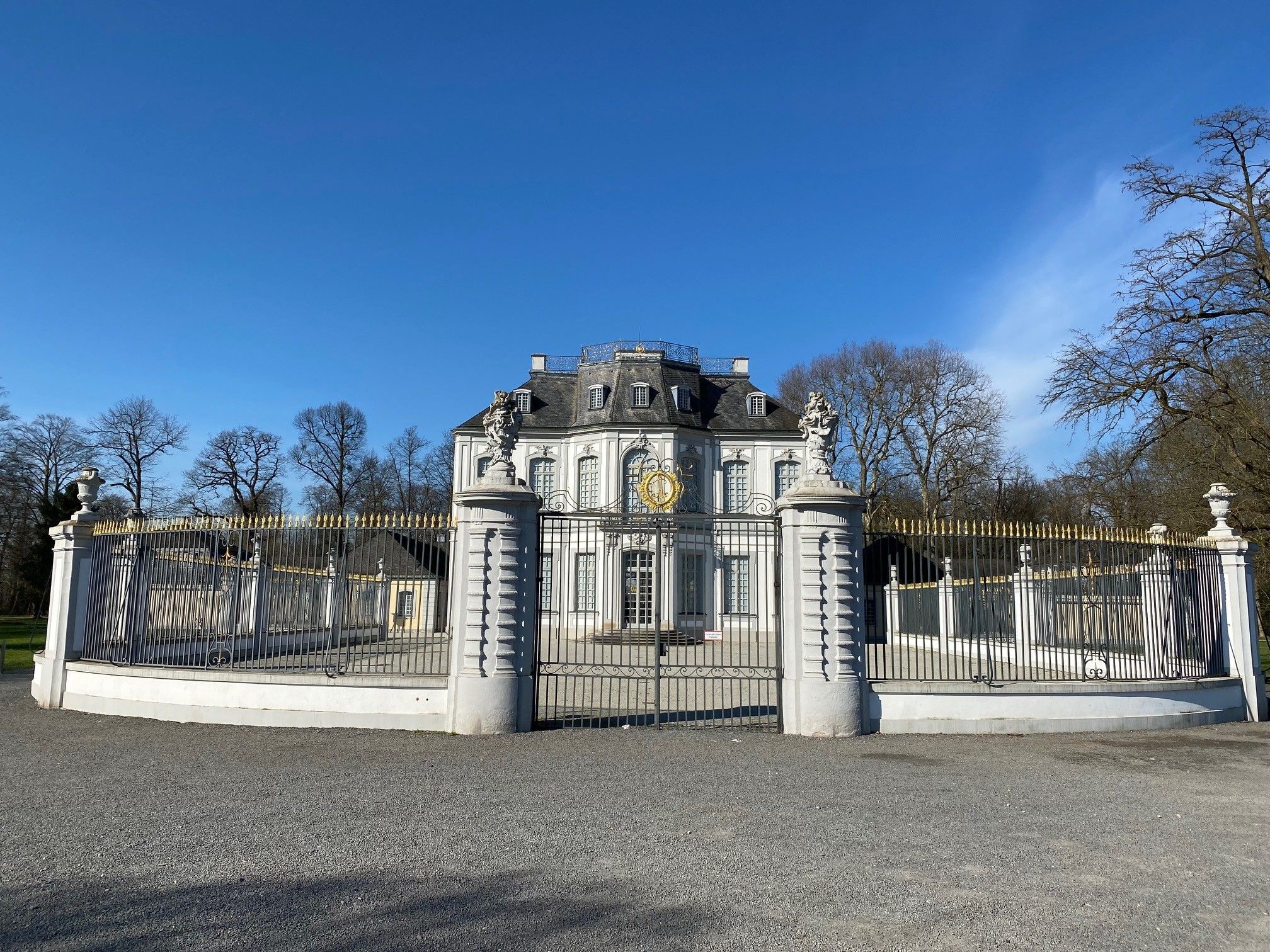 Das Foto zeigt das Schloss Falkenlust in Brühl.