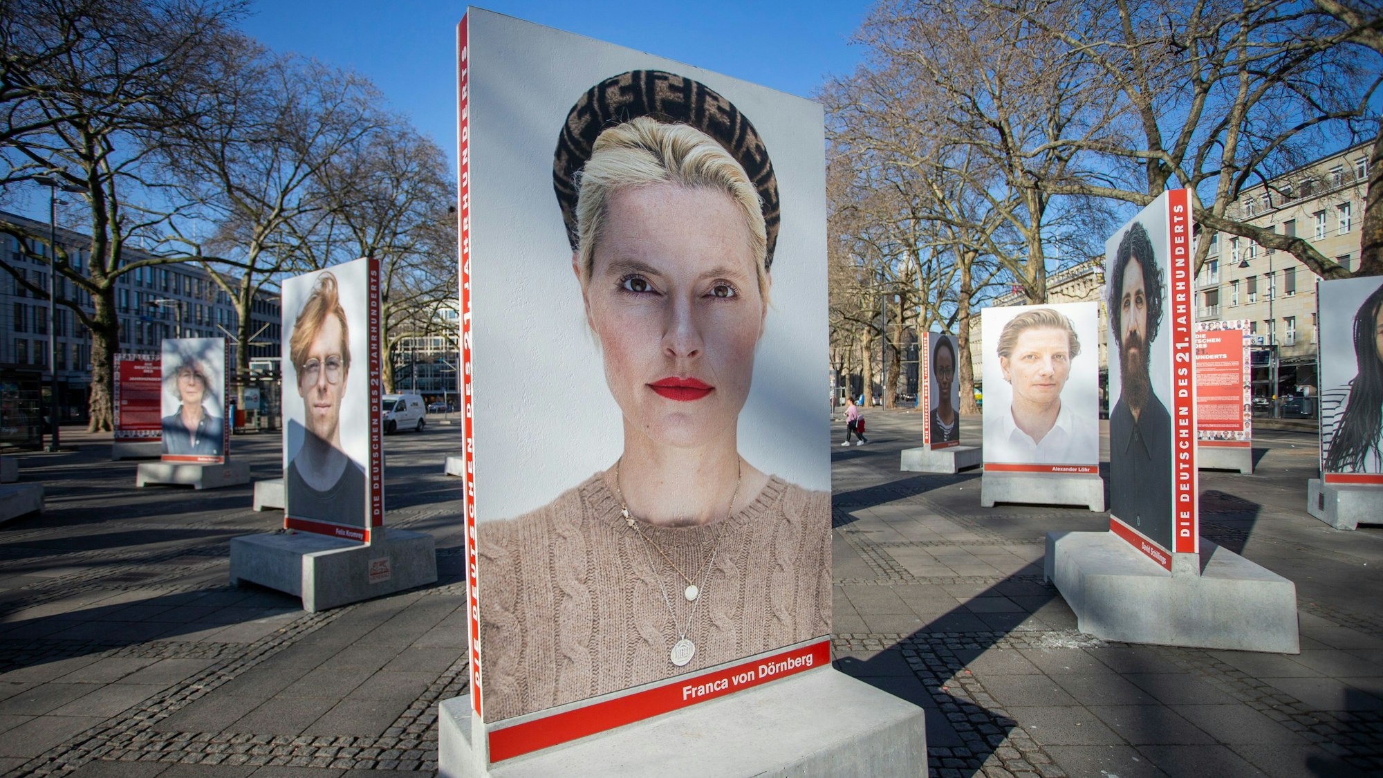 1,5 Tonnen sind die Betonstelen schwer. Auf jeder Seite sind Sitzmöglichkeiten.