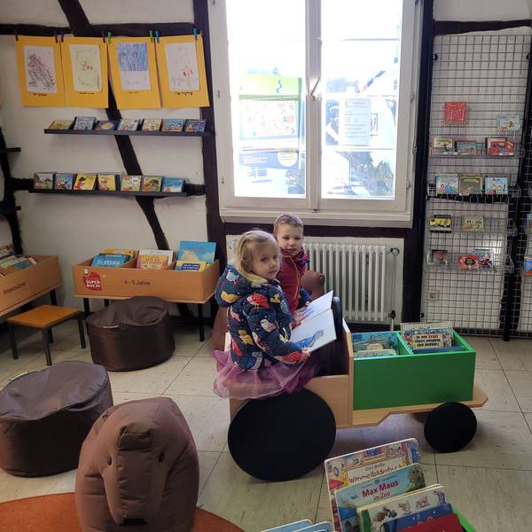 Blick in den Bilderbuchbereich der Kinderbücherei.
