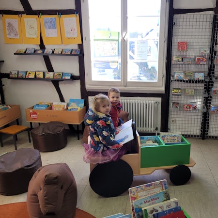 Blick in den Bilderbuchbereich der Kinderbücherei.