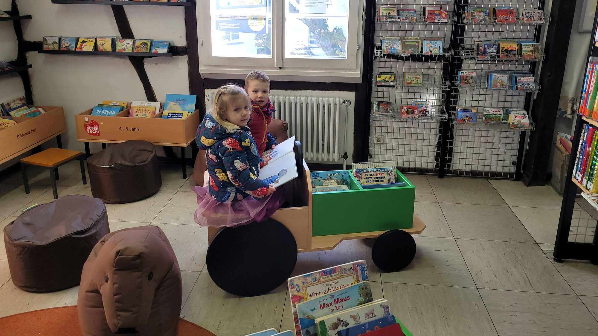 Blick in den Bilderbuchbereich der Kinderbücherei.