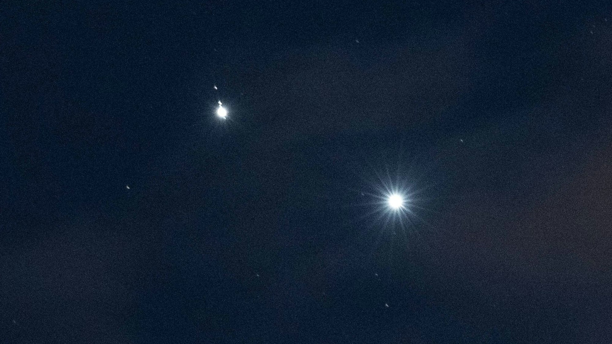 Jupiter und Venus sind Anfang März hell am Nachthimmel zu sehen.
