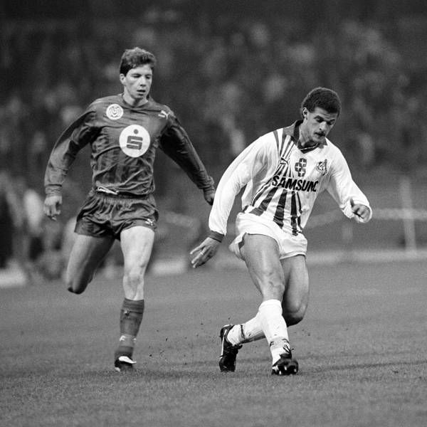 Der 1. FC Köln organisiert ein Gedächtnisspiel für Maurice Banach. Hier spielt er im Pokal-Halbfinale 1991 mit Duisburgs Michael Tarnat.