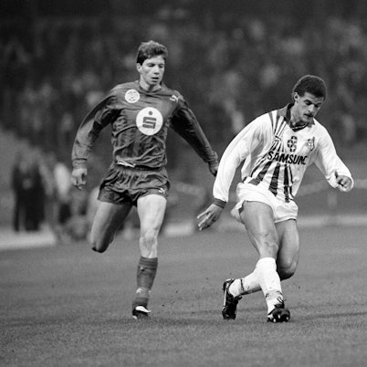 Der 1. FC Köln organisiert ein Gedächtnisspiel für Maurice Banach. Hier spielt er im Pokal-Halbfinale 1991 mit Duisburgs Michael Tarnat.