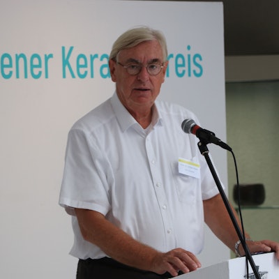 Das Foto zeigt Prof. Dr. Jürgen Höser. Er ist Vorsitzender der  Interessenvereinigung Frechener Unternehmen (IFU).