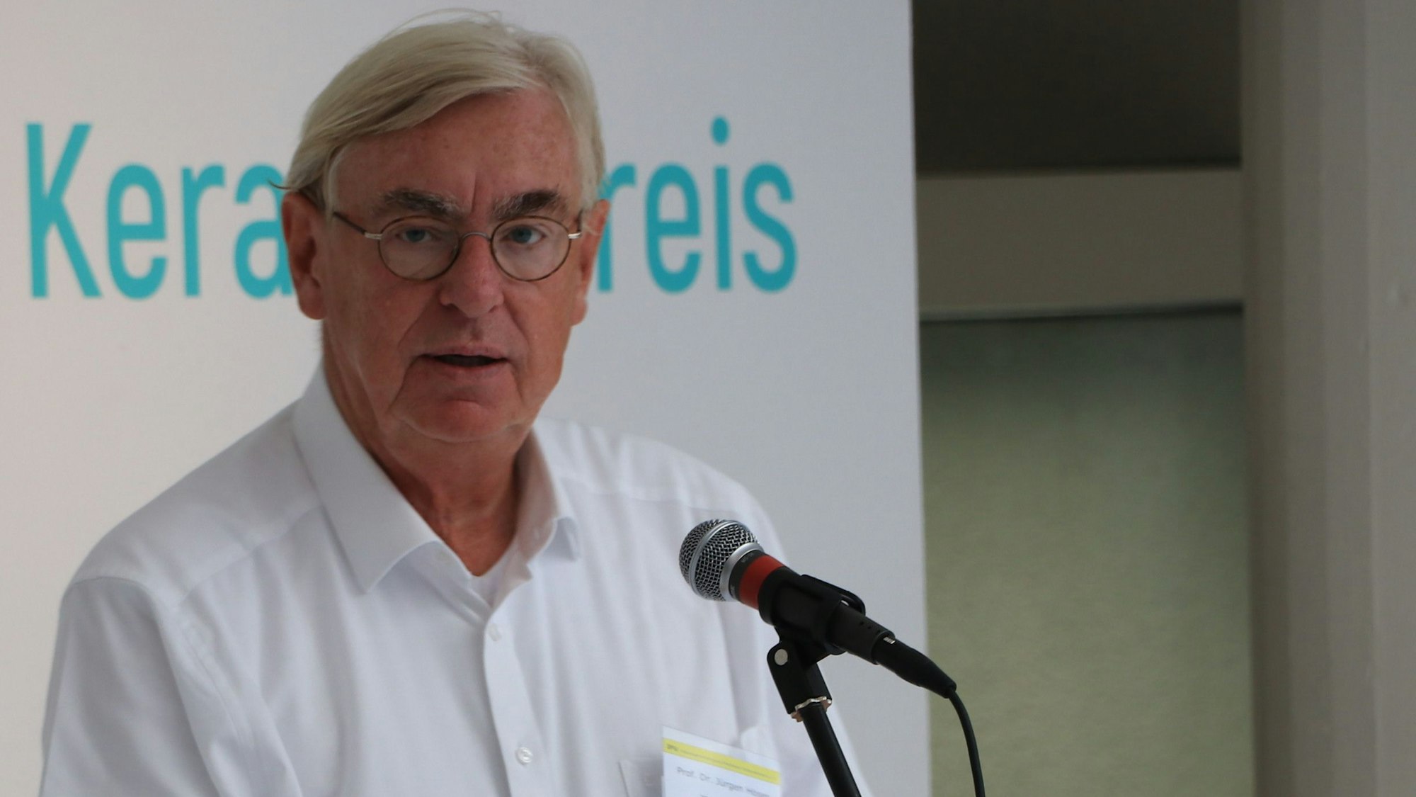 Das Foto zeigt Prof. Dr. Jürgen Höser. Er ist Vorsitzender der  Interessenvereinigung Frechener Unternehmen (IFU).