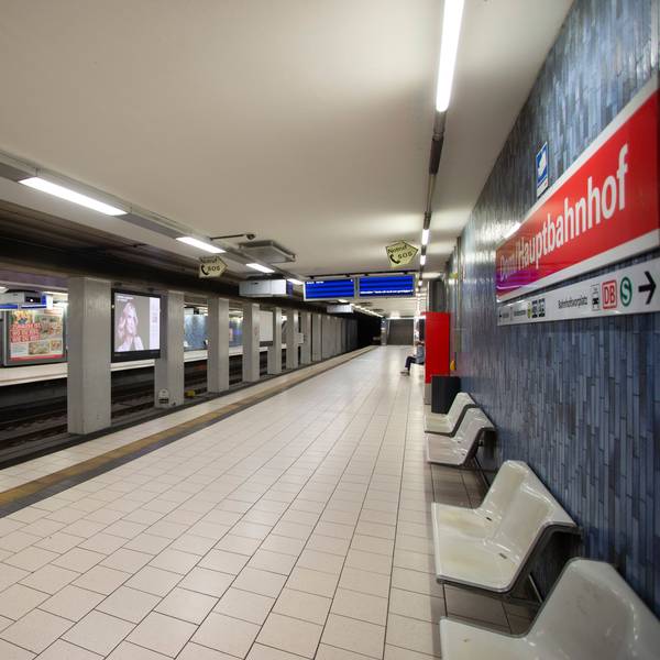 Wie leergefegt: die Die U-Bahn-Haltestelle am Kölner Hauptbahnhof am Streiktag.