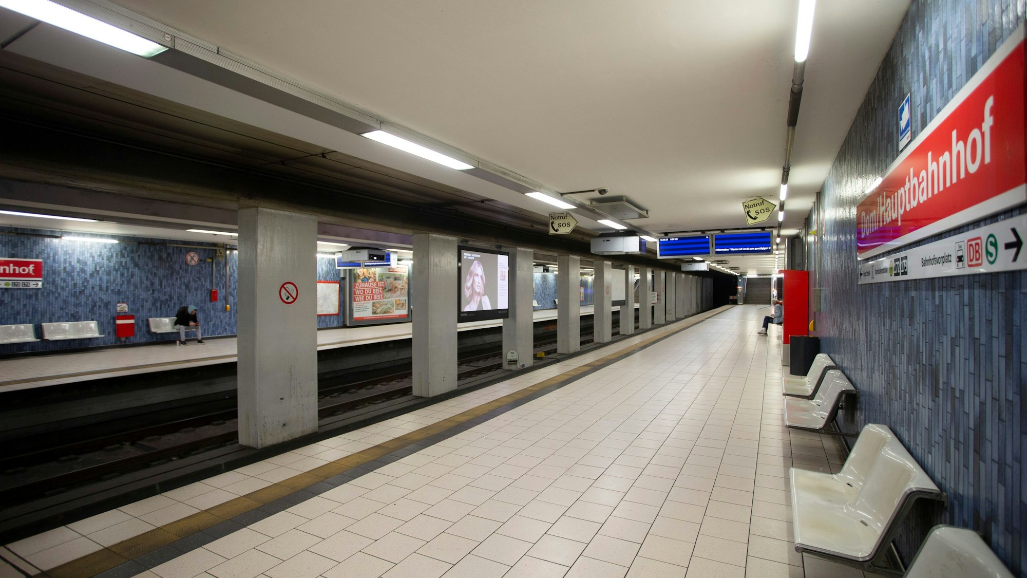 Wie leergefegt: die Die U-Bahn-Haltestelle am Kölner Hauptbahnhof am Streiktag.