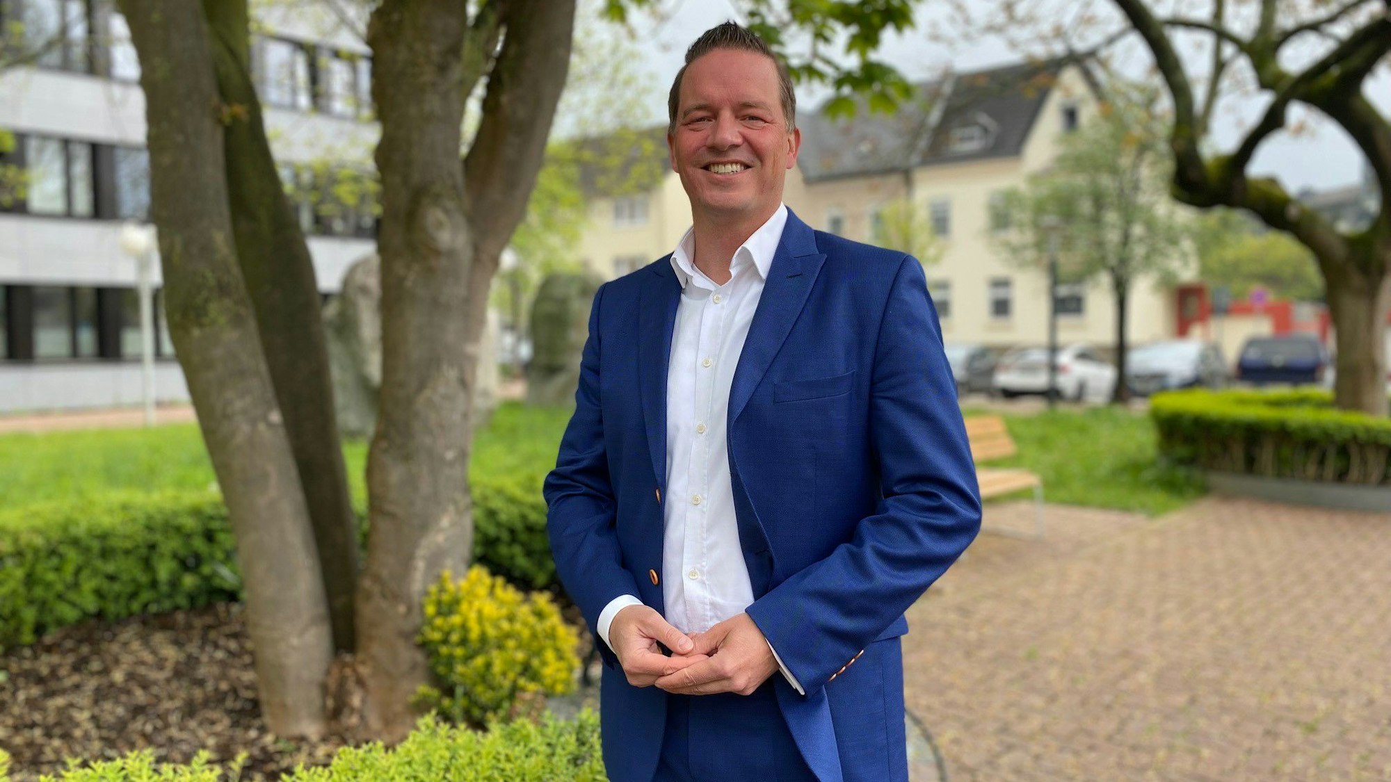 Das Foto zeigt den Landtagsabgeordneten Gregor Golland in seiner Heimatstadt Brühl.