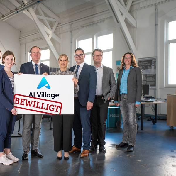 Über den Förderbescheid für das Projekt AI Village freuen sich (v.l.) Jörg Bienert, (KI Bundesverband), Matthias Neugebauer (Stadt Hürth), Anne Kreutz (Stadt Hürth), Bürgermeister Dirk Breuer, Julia Waldner (Stadt Hürth), Marco Dederichs (Beigeordneter und Kämmerer der Stadt Hürth), Lothar Zunker und Susanne Rosenthal (beide Rheinische Fachhochschule).