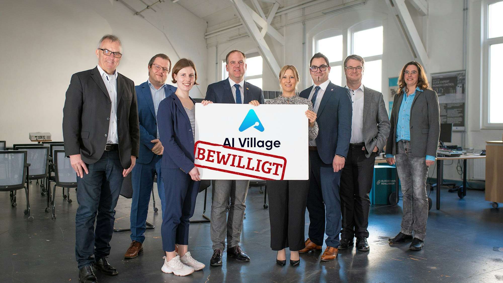 Über den Förderbescheid für das Projekt AI Village freuen sich (v.l.) Jörg Bienert, (KI Bundesverband), Matthias Neugebauer (Stadt Hürth), Anne Kreutz (Stadt Hürth), Bürgermeister Dirk Breuer, Julia Waldner (Stadt Hürth), Marco Dederichs (Beigeordneter und Kämmerer der Stadt Hürth), Lothar Zunker und Susanne Rosenthal (beide Rheinische Fachhochschule).