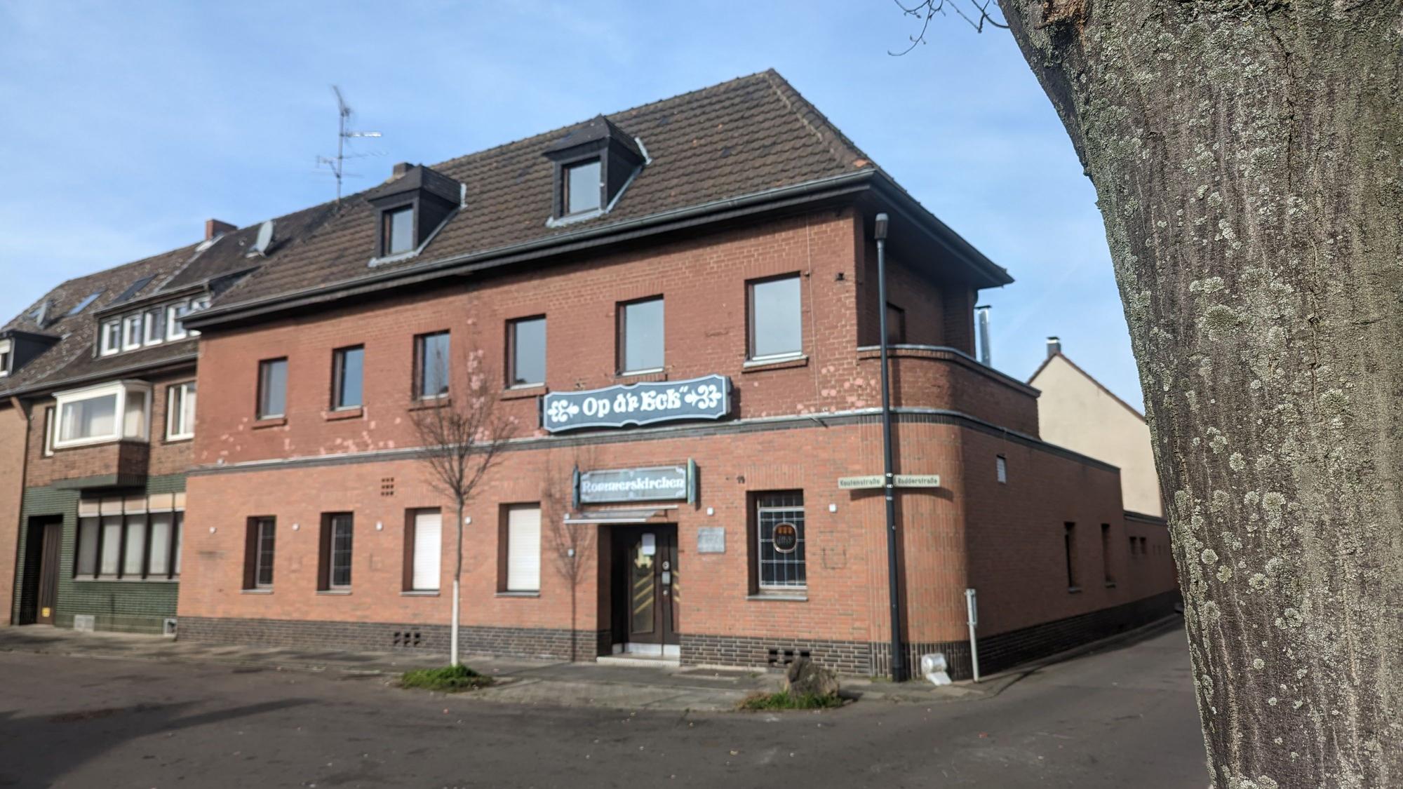 Die Stadt Hürth hatte die Gaststätte Op d'r Eck mit dem Saal Rommerskirchen an der Keutenstraße in Stotzheim gekauft.