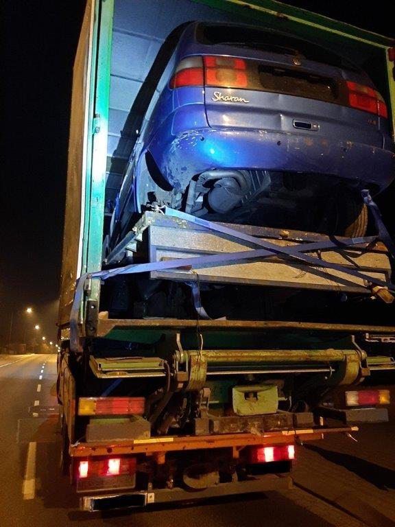 Aachen: Ein Lkw hat einen kleinen Lkw geladen, der wiederum ein Auto geladen hat. Die Bundespolizei hat den auffälligen Lastwagen mit nicht ordnungsgemäß gesicherter Ladung in Aachen gestoppt.