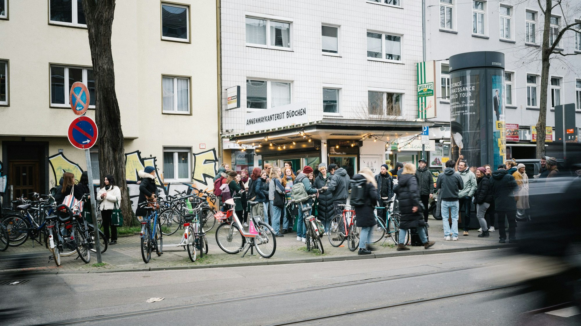 Vor dem Büdchen auf der Zülpicher Straße bildeten sich am Freitag teilweise lange Schlangen.