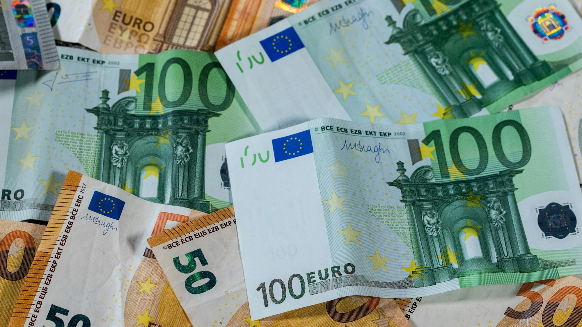 Euro-Geldscheine mit unterschiedlichen Werten liegen aufeinander.