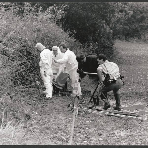 Mitarbeiter der Kölner Kriminalpolizei sicherten an der Haltestelle „Poll-Autobahn“ vor 32 Jahren Spuren. Im Gebüsch wurde die Leiche gefunden.