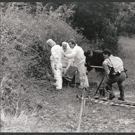 Mitarbeiter der Kölner Kriminalpolizei sicherten an der Haltestelle „Poll-Autobahn“ vor 32 Jahren Spuren. Im Gebüsch wurde die Leiche gefunden.