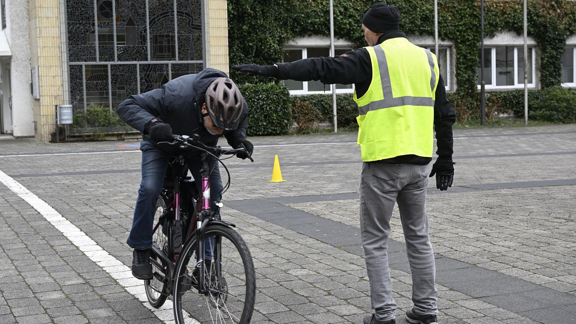 Fahrsicherheitstrainings wie hier im vergangenen Jahr in Kürten helfen Fahrerinnen und Fahrern auch, die Geschwindigkeit besser einzuschätzen und so Unfälle zu vermeiden.